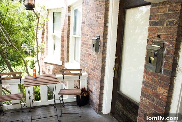 The inviting Markeen Apartments at 406 W. Daggett Ave., highlighting their historic charm, claw-foot bathtubs, and original hardwood floors in Fort Worth.