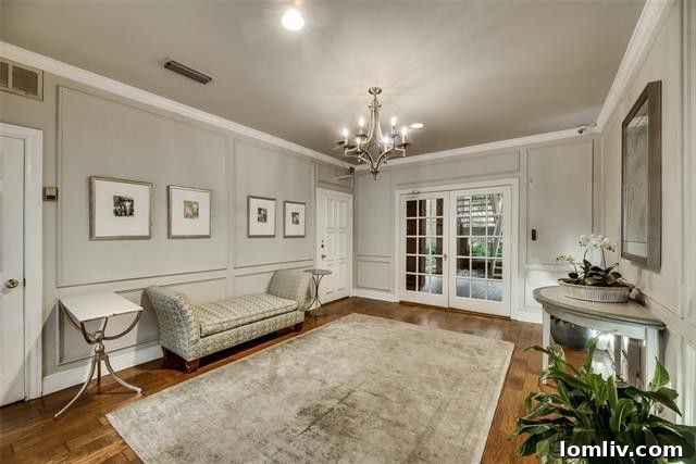 Modern and bright living space in a Highland Park condo