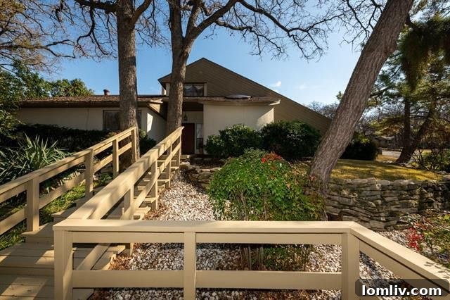 Modern exterior of the 80s contemporary home in Arlington