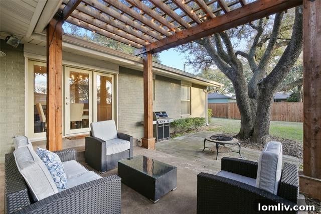 Master bathroom at 711 Ridgedale