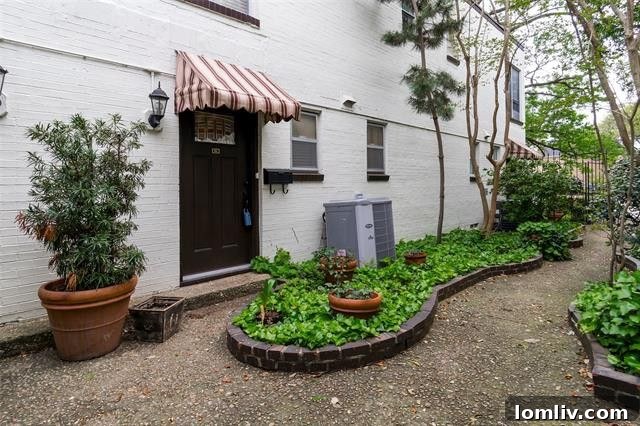 Condo Living Room Potential - Wycliff Avenue