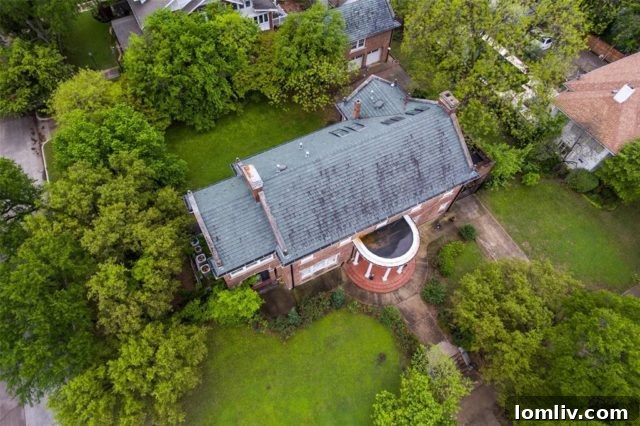 Exterior Side View of 1405 Elizabeth Blvd