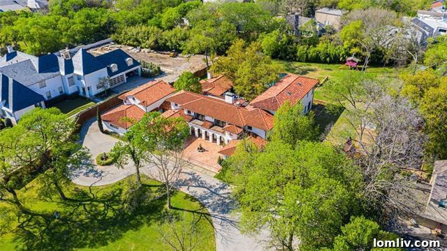 Elegant interior living space of a luxury home in Dallas