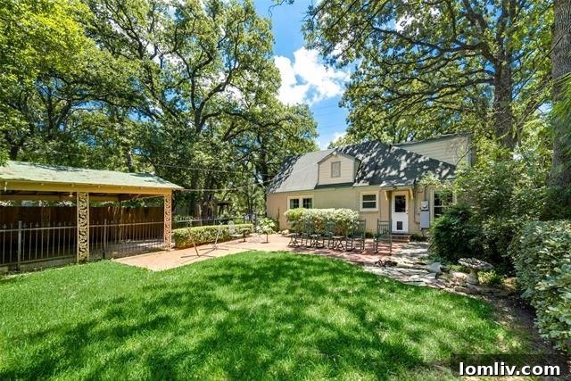 Exterior view of 2309 Daisy Lane with carport