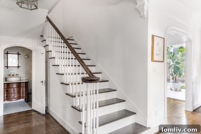 4307-Bluffview-Blvd-entry-stair