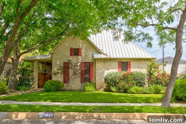 Digital Doors to Dream Homes: Elite Brokerage's Summer Virtual Tour 11 3400 Hamilton Avenue, Fort Worth - Urban Hill Country Style Home