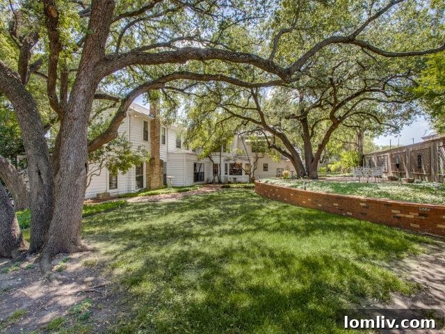 Moss Haven Colonial: Green Pastures, Tall Tales 9 Beautiful backyard and patio of Moss Haven Colonial