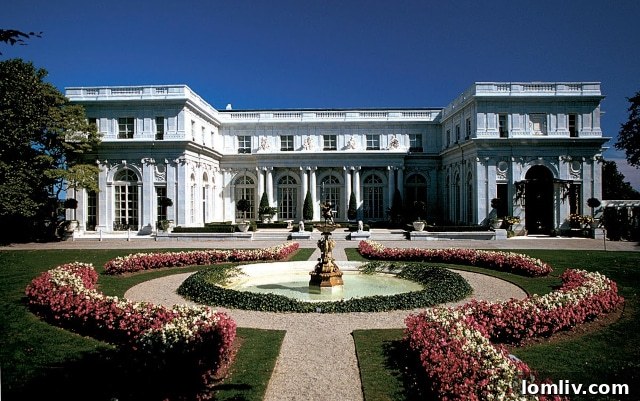 Grand Mansion with Extensive Grounds and Multiple Structures