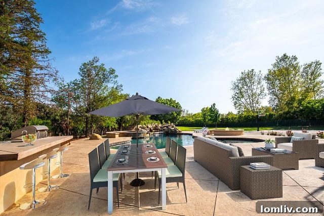 Your La La Land Oasis Auction 16 LaQuilla
