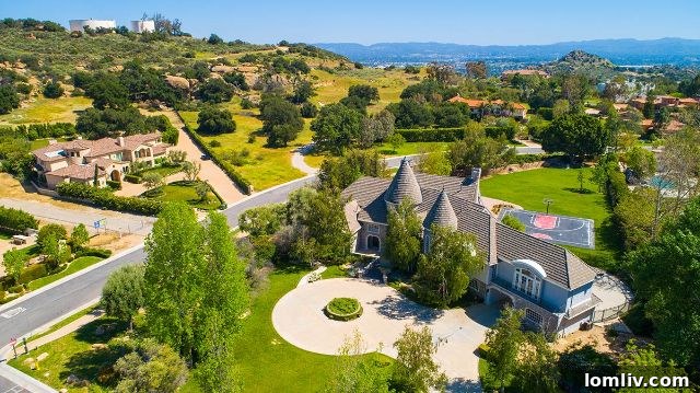 Your La La Land Oasis Auction 18 LaQuilla