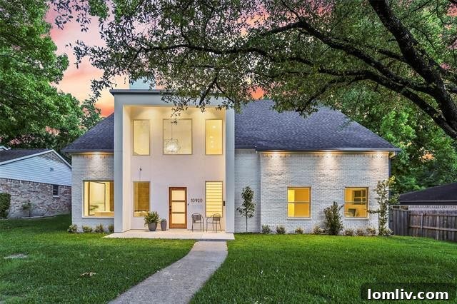 Luxurious modern home exterior 10920 Scotsmeadow Drive, Dallas TX