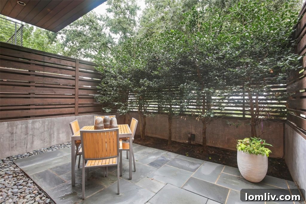 4321 Travis Interior Living Room