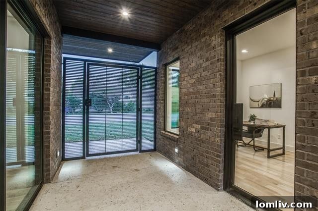 Dogtrot Breezeway in Luxury Dallas Home - 8401 Linwood