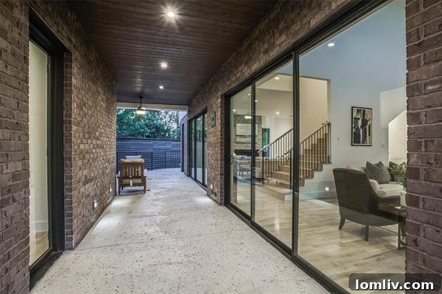 Private Breezeway Connecting Main House to Guest Quarters - Bluffview