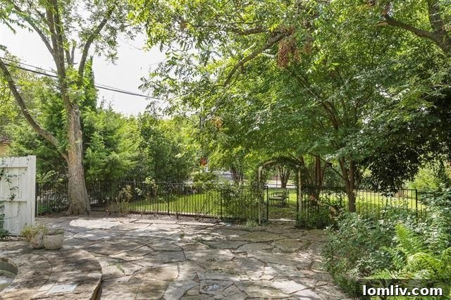 Overhead view of the generous Lakewood lot, showcasing property lines and backyard space