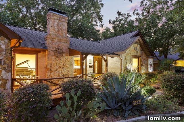 Charming Frontage of Casa Linda Ranch Home