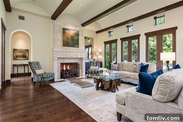 Görkemli Akdeniz Rönesansı Malikane 8 Family Room with Custom Limestone Fireplace