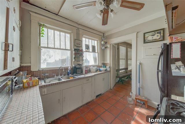 Kitchen requiring renovation in 3142 College Avenue