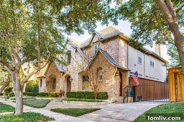 Elegant end-unit townhouse in Dallas's sought-after Oak Lawn neighborhood.