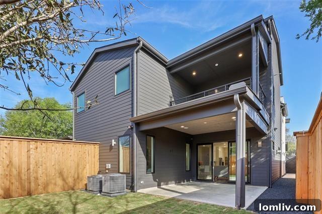 Enjoy outdoor entertaining on the covered patio and rooftop terrace of the Hopkins Avenue duplex. Perfect for Dallas's vibrant lifestyle and remote work needs.