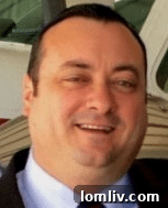 Ryan Cox, a seasoned aviation real estate broker, specializing in unique airport properties like hangar homes.