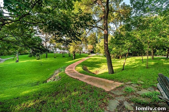 Scenic 2.494-Acre Lot of Luxury Dallas Estate