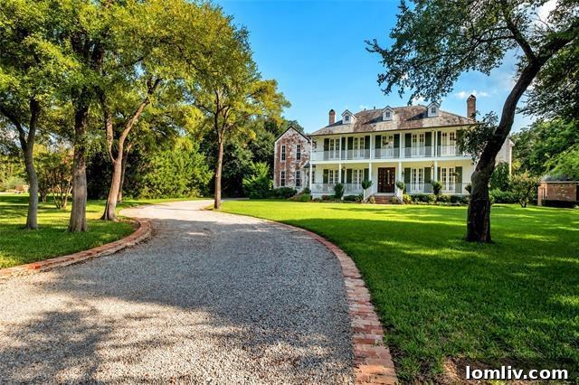 Grand Driveway and Front Facade of Dallas Luxury Home