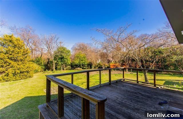 Versatile flex space perfect for a sunroom or home office in the Midcentury Modern house