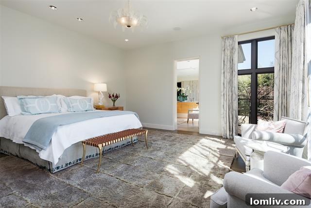 Bluffview's Timeless Transitional: Where Custom Architecture Defines Enduring Value 12 4722-Cherokee-Trail-6