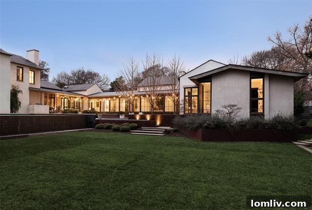 Bluffview's Timeless Transitional: Where Custom Architecture Defines Enduring Value 17 Cherokee-Trail-1