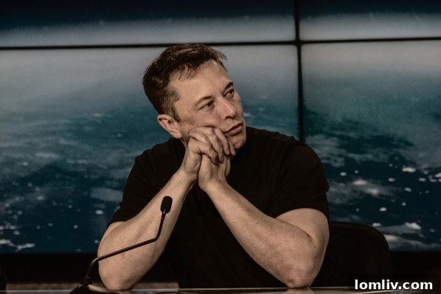Elon_Musk_at_a_Press_Conference-1-1