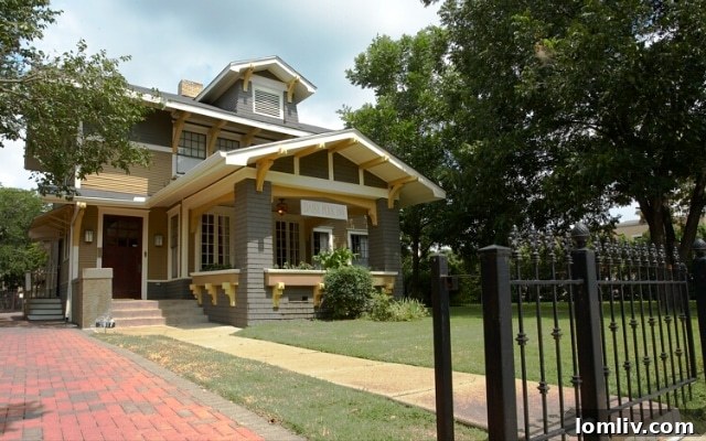 The Grand Facade of the Daisy Polk Inn