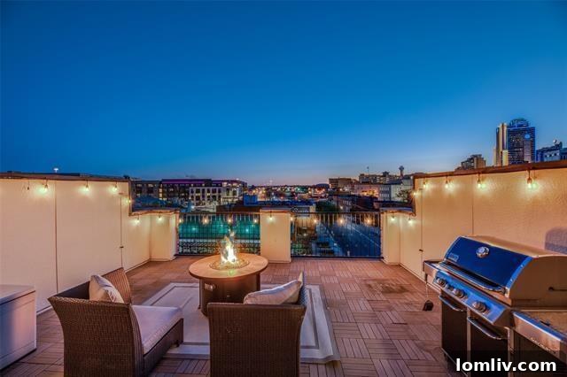 Contemporary townhome exterior near Dallas Farmers Market