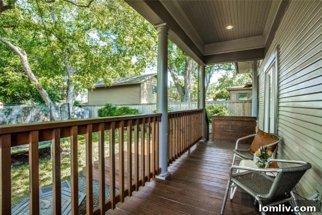 Spacious Bedrooms and Flexible Living at 214 N Edgefield Dallas