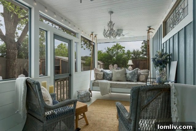 East Creek Cottage Outdoor Dining: Romantic Al Fresco Experience