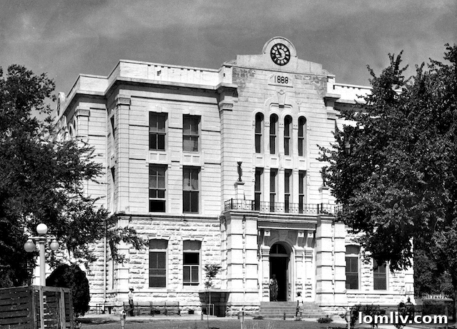 Fannin County Courthouse after the 1929 fire, showing the flattened roof and absence of the bell tower.