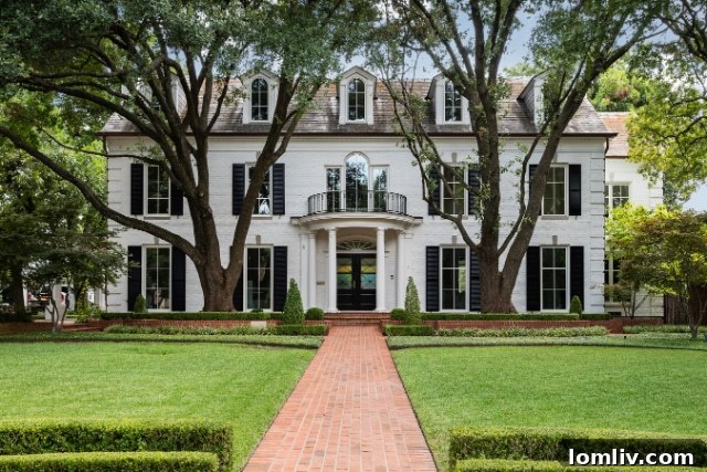 Are These Dallas-Fort Worth's Most Charming Homes? 12 Modern gourmet kitchen with high-end appliances in a renovated Dallas mansion