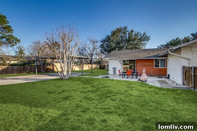 Expansive side yard with potential for additional outdoor seating or landscaping