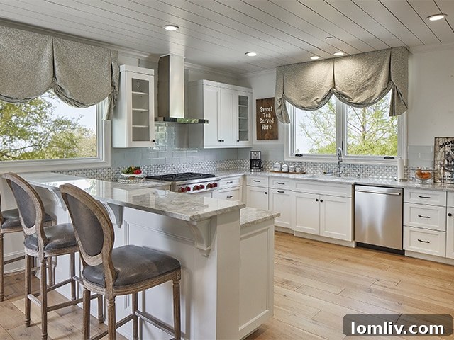 480FrmlDng - The fully equipped second-floor kitchen