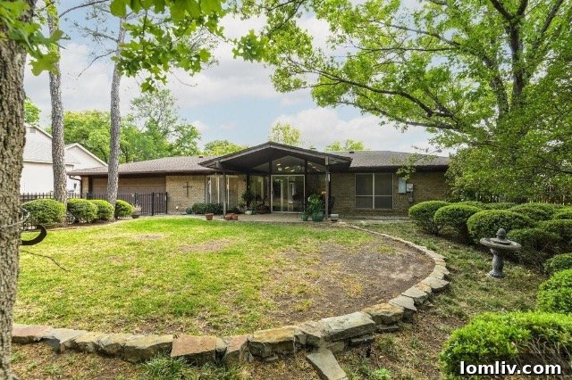 Spacious Backyard with Covered Patio Arlington