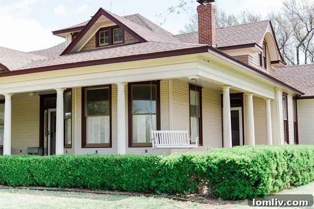 Interior of Historic Fort Worth Home: Original Millwork and Wood Floors