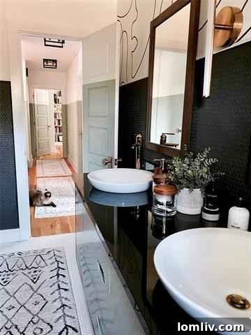 Principal bedroom featuring an intricate geometrical relief wall and clerestory window