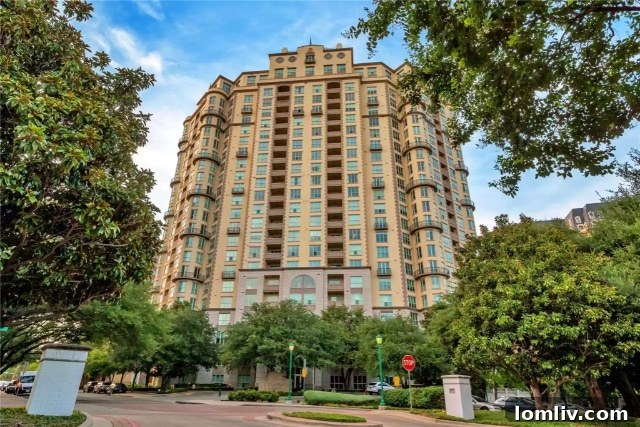 Hall-Arts-2 - The Mayfair Dallas Luxury Condo