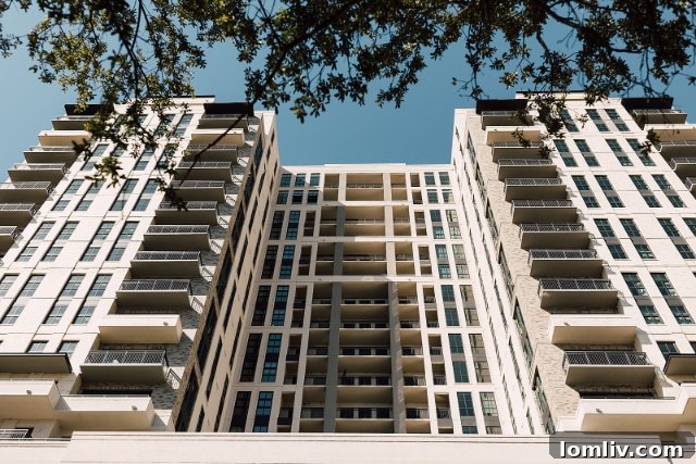 The stunning outdoor swimming pool and lounge area on the amenity deck overlooking Dallas.