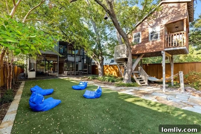 Highland Park Contemporary: An Architecture of Enduring Delight 16 Resort-style swimming pool with integrated spa and lounging areas