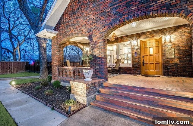 Exterior view of the Boone Lipscomb House, showcasing its historic charm and well-maintained grounds.