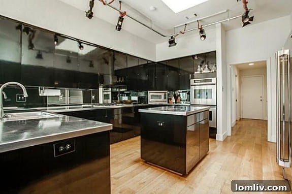 6406 Forest Creek - Gourmet Noir Kitchen
