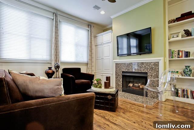 2805 Thomas Avenue - Cozy Family Room