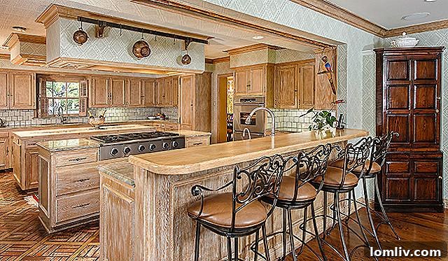 8601 Jourdan Way - Kitchen Island and Breakfast Nook