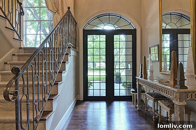 Grand foyer and entrance at 4465 Rheims Place
